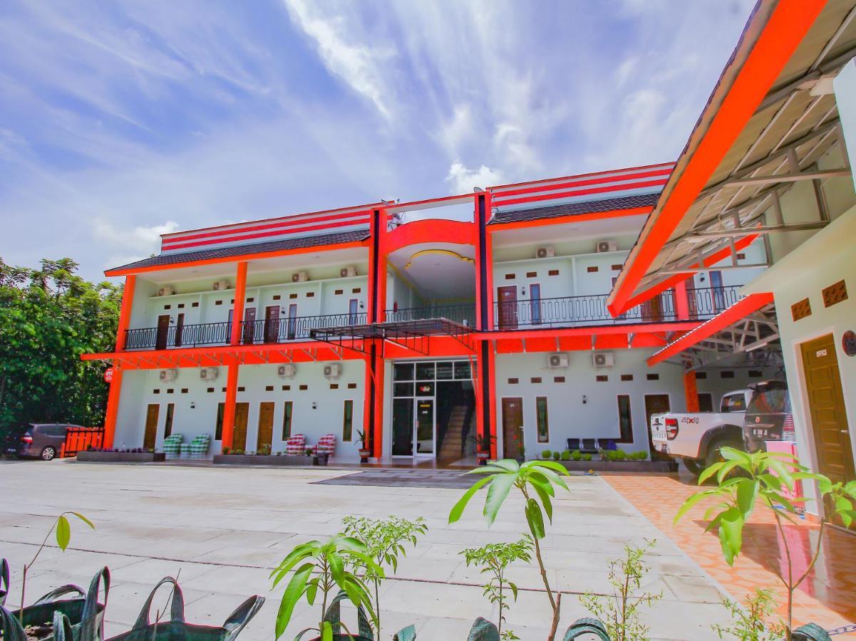 Oyo 90063 Silver Homestay Syariah Perabumulih Eksteriør bilde