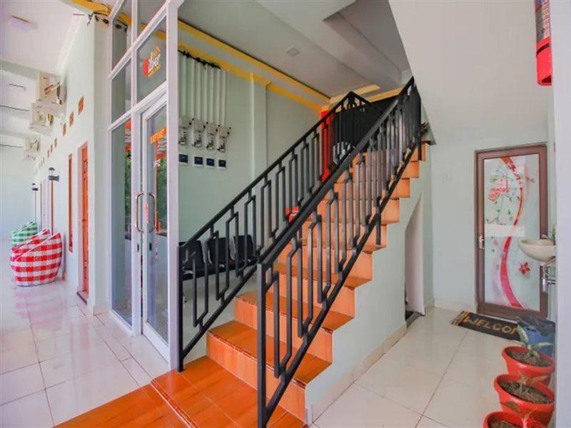 Oyo 90063 Silver Homestay Syariah Perabumulih Eksteriør bilde